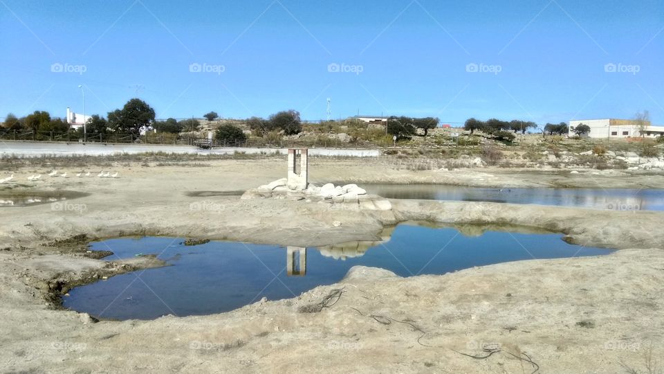 Hermoso Paisaje con una antigua construcción donin