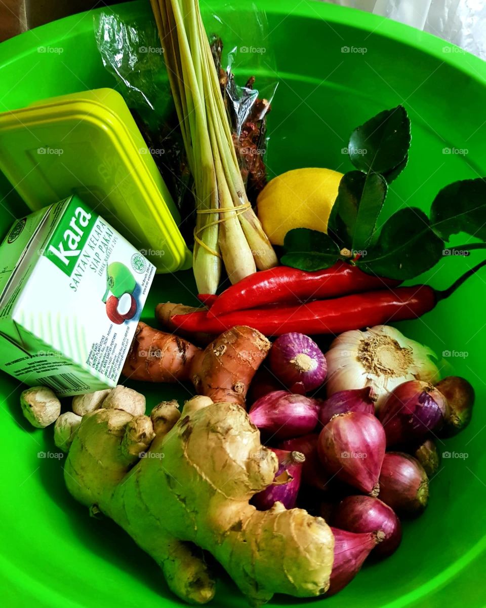 All the fresh ingredients for a delicious chicken curry. Home cook food is the best option at all time!