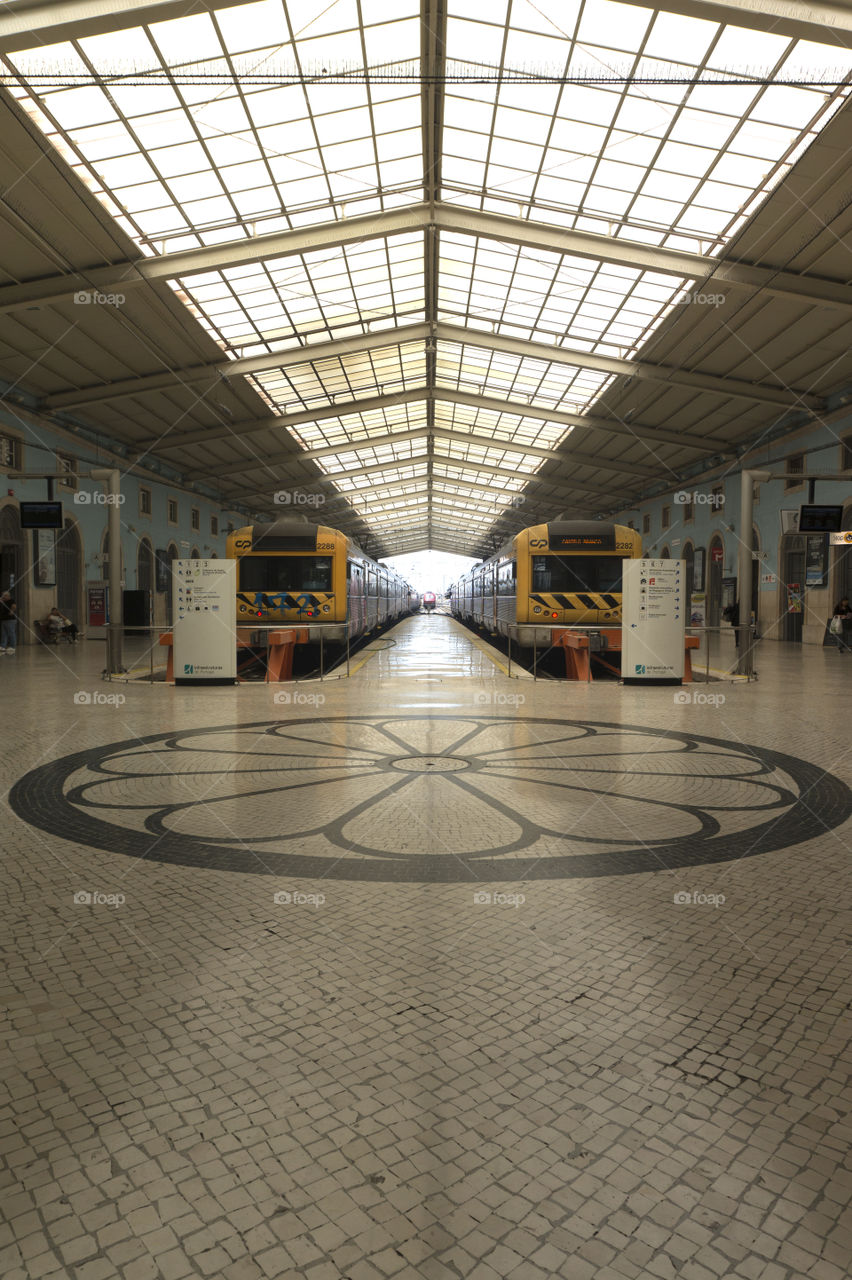 Train symmetric station