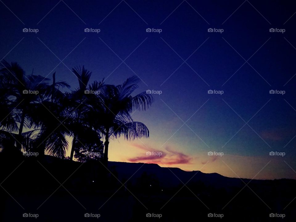 O dia despedindo-se com um brilhante aceno no ceu.