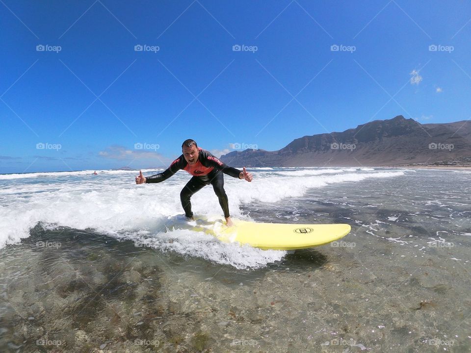 Surfista en Famara Océano Atlántico 