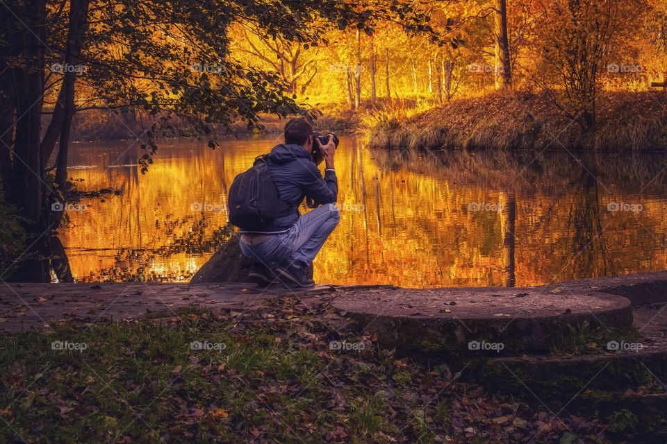 the photographer photographs the landscape