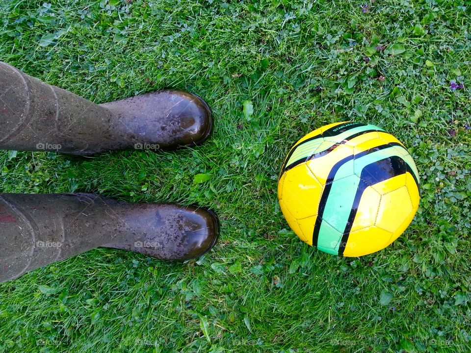 A rainy day in the garden. I borrowed my husbands rubber boots.