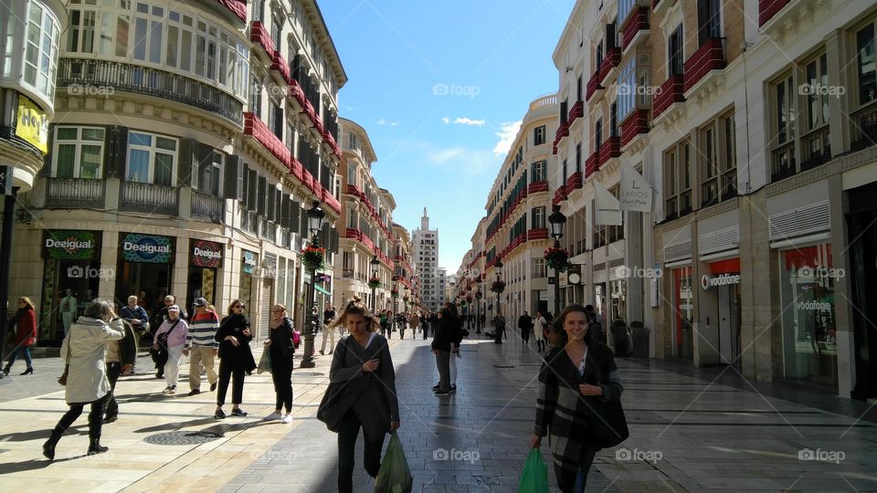 La calle más emblemática de Málaga está plagada de tiendas y constituye el punto de partida ideal para recorrer el centro de la ciudad. #letsguide