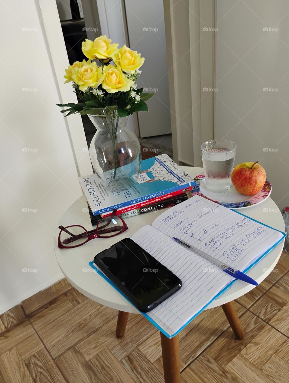 Minha mesa de trabalho. O home office, elimina a necessidade de deslocamento para o trabalho. Esse formato de trabalho  permite que empresas e colaboradores possam atingir um novo patamar de produtividade, associado a uma redução de custos