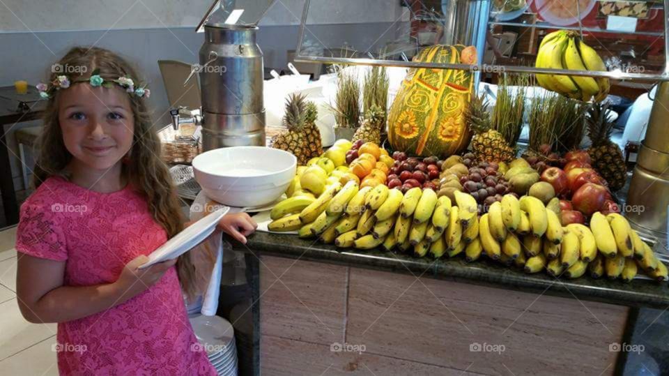 cordial in
Puerto de Morgan
Gran Canaria
Puerto de Mogán is a picturesque resort and fishing village in the municipality of Mogán, set at the mouth of a steep-sided valley on the southwest coast of the island of Gran Canaria. It attracts many tourists either to stay or on day-visits. Canals linking the marina to the fishing harbour have led to it being nicknamed "Little Venice" or the "Venice of the Canaries". Restaurants and bars fringe the marina and the beach front. On Fridays there is a very popular market which brings in tourists from all over the island.
Puerto de Mogán has very few buildings over two stories high, and the government of Gran Canaria restricts new buildings taller than this.
Puerto de Mogán can be reached via a new extension of the motorway GC1 (opened in March 2013) which