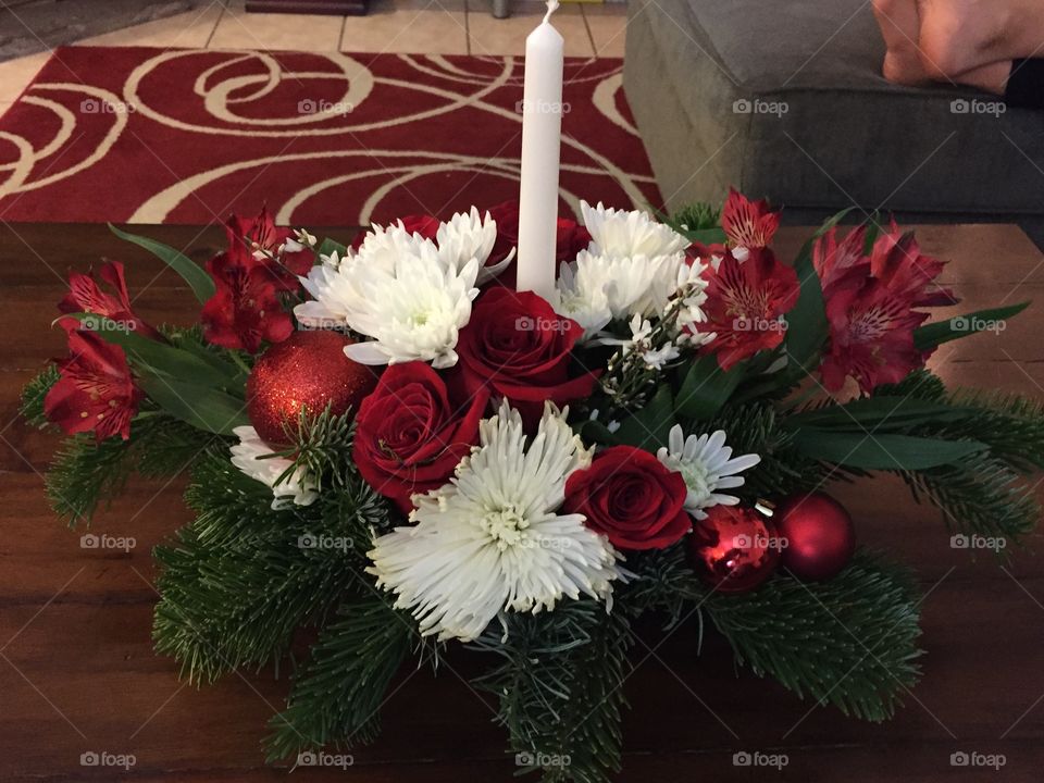 Christmas centerpiece candle white spider moms red roses red Alstroemerias 