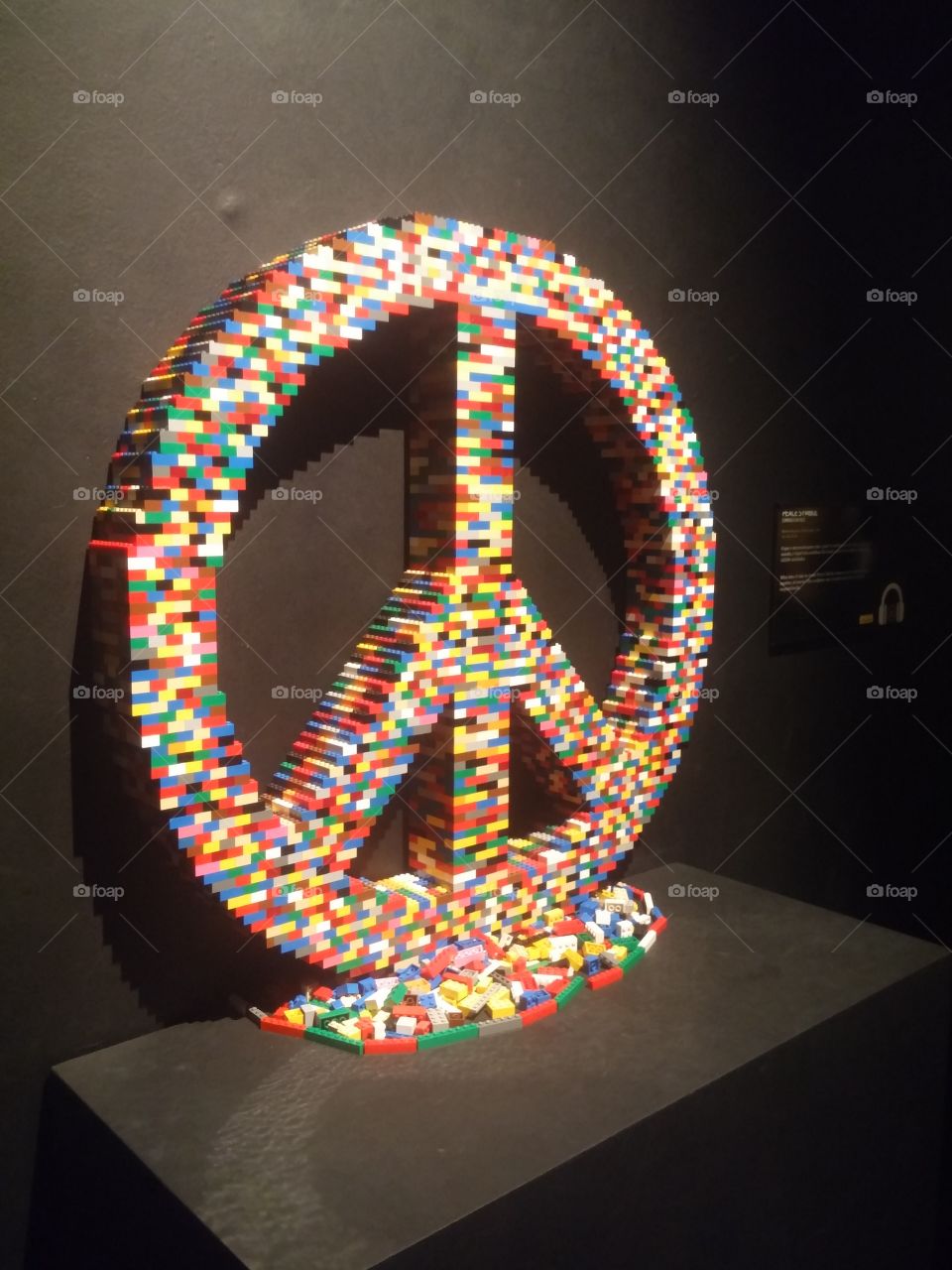 simbolo da paz feito  de peças lego