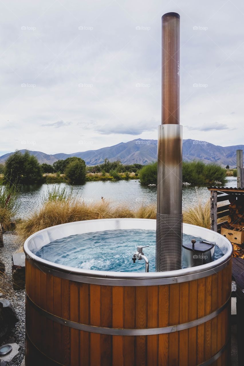 Fire heated, freshwater, private outdoor hot tub in Omarama, New Zealand. Wonderful experience in the mountains!