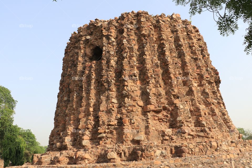 An unfinished tower 
An unfinished minaret. Had it been built it would have been world's tallest brick minaret. It's Alai minar in Delhi which was being built in 11th century but in mid way the king died.