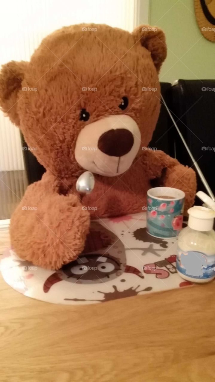 Frühstück Kaffee trinken Teddybär Teddy fröhlich Gespräch lustig. Löffel am Tisch