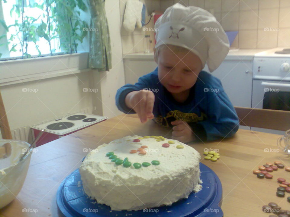 Cake decorator!. Child decorate a birthday cake!