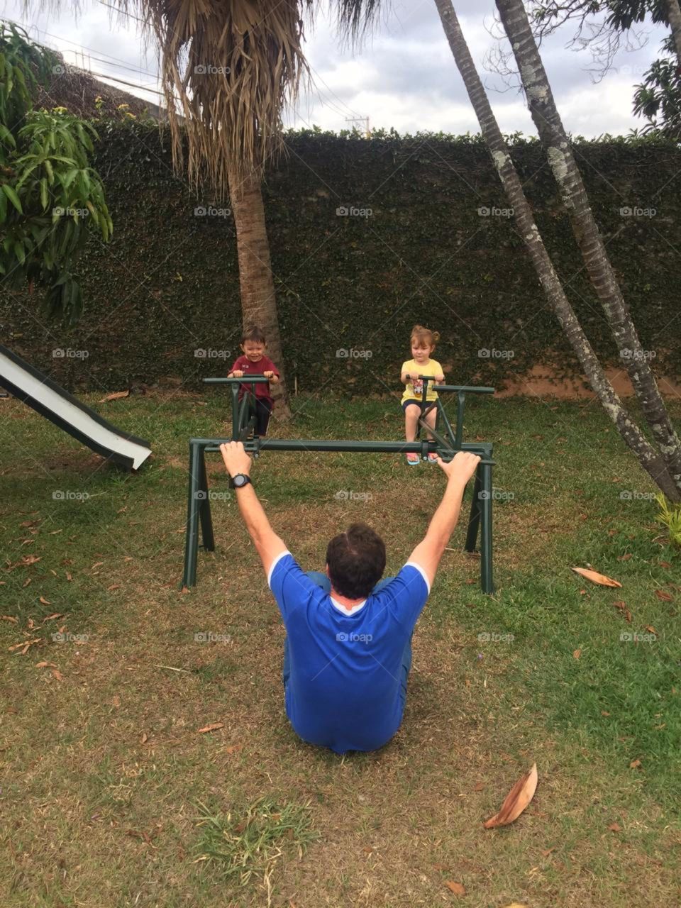 Being a parent means splitting up to make children happy: and when can we play in 3 on the 4-seat seesaw? / Ser pai é se dividir para alegrar as crianças: e quando podemos brincar em 3 na gangorra de 4 lugares?