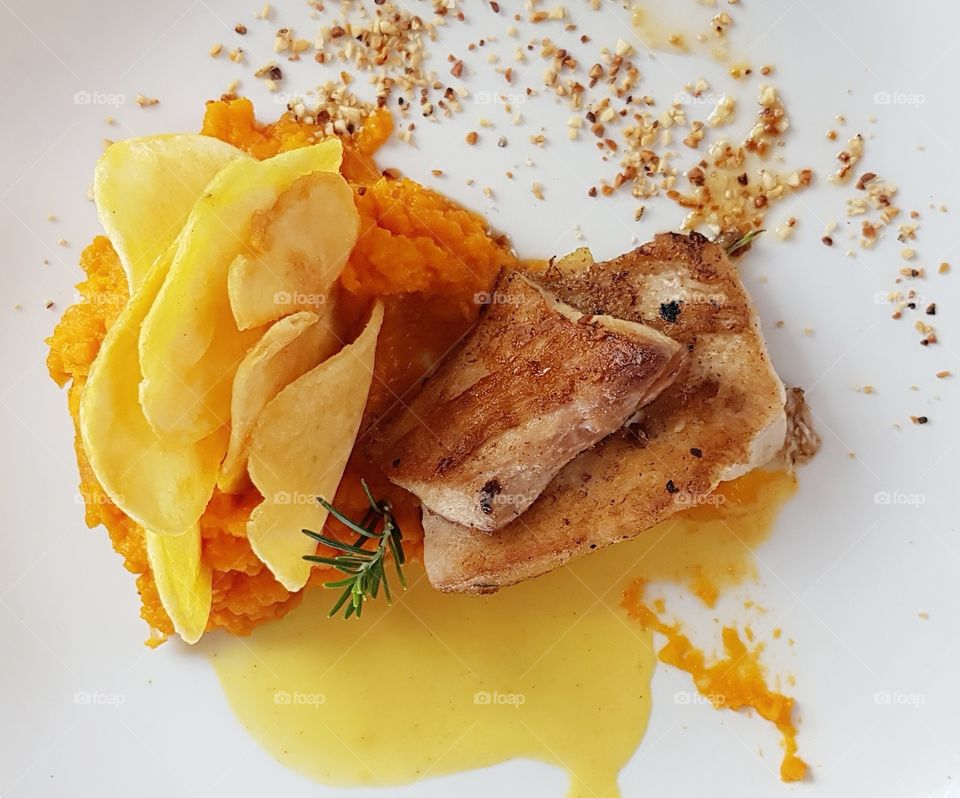Fish with pumpkin puree, sautéed with walnuts