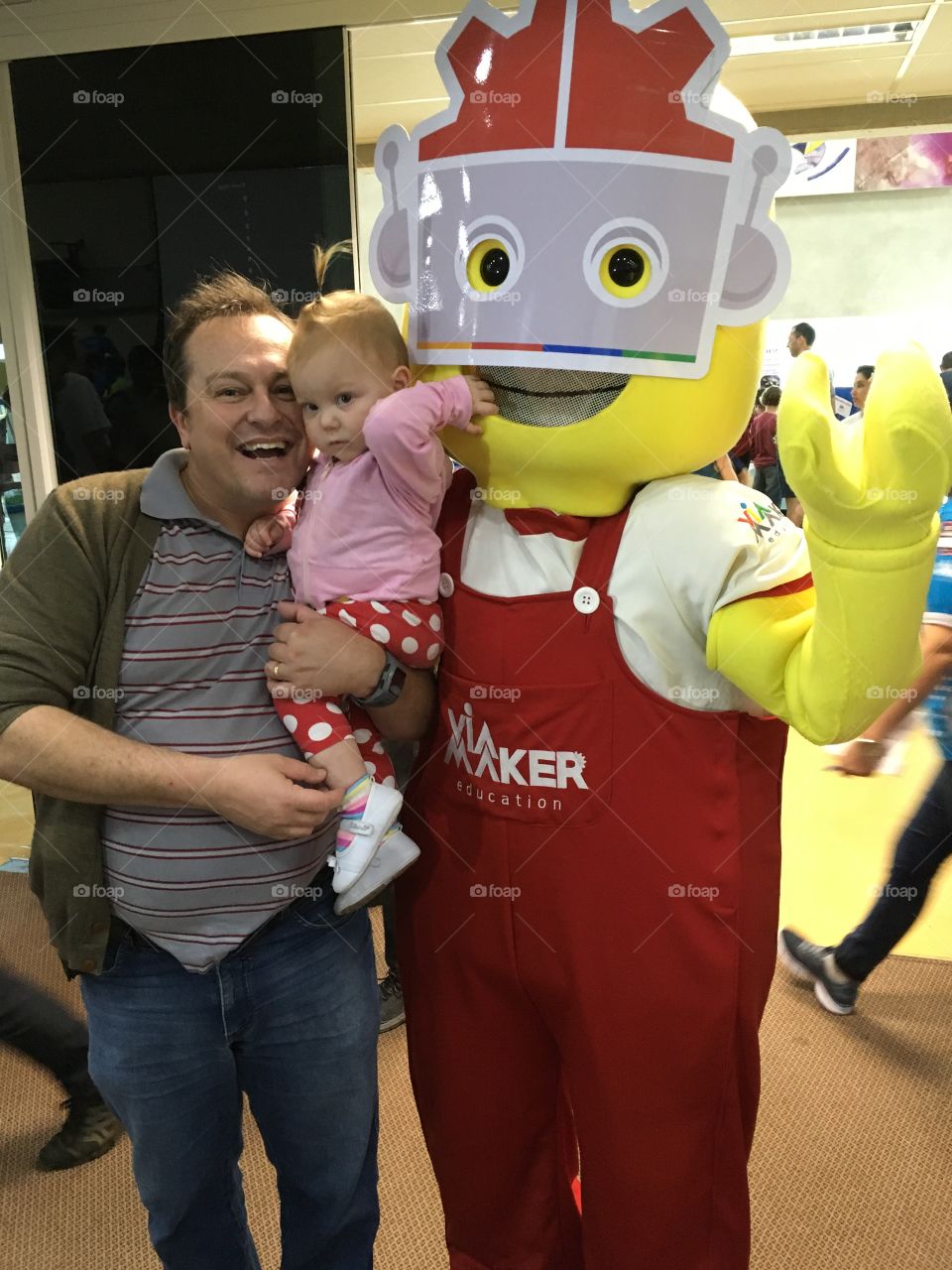 Eu, a Estela e o #Lego gigante. Aliás, no 4o festival de Robótica, o Sr Astro Maker sorriu o tempo inteiro. Meio amarelo, claro, mas nunca triste. 