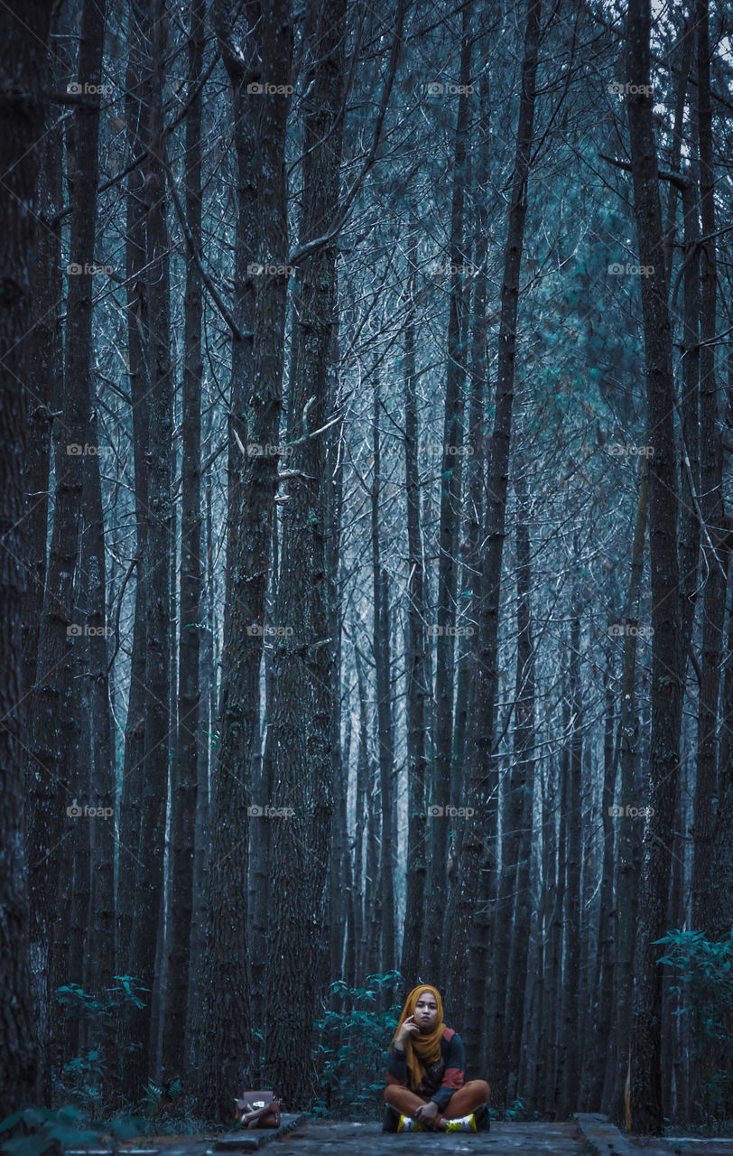 model cewek dilahan pinus