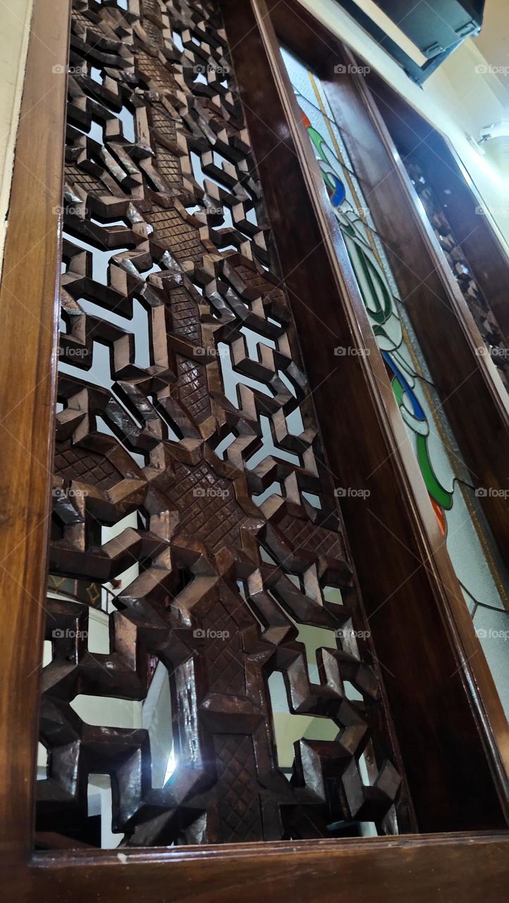 ukiran kaligrafi di jendela masjid