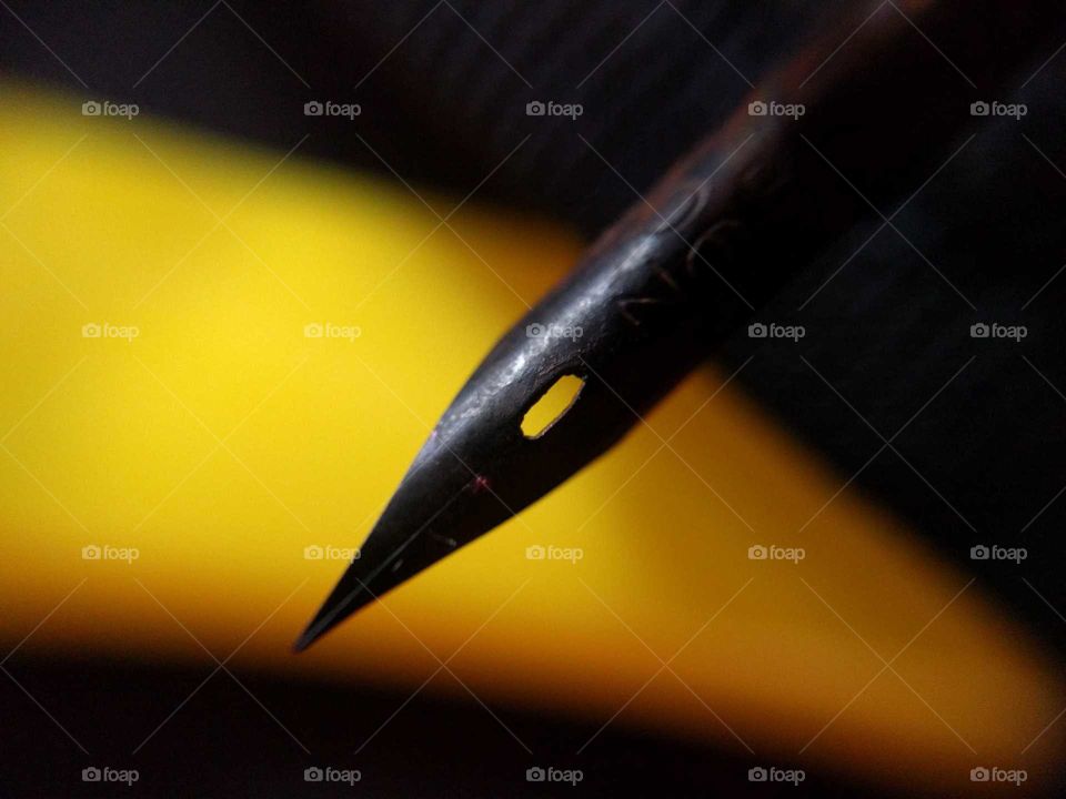 close-up nib on black and yellow, macro