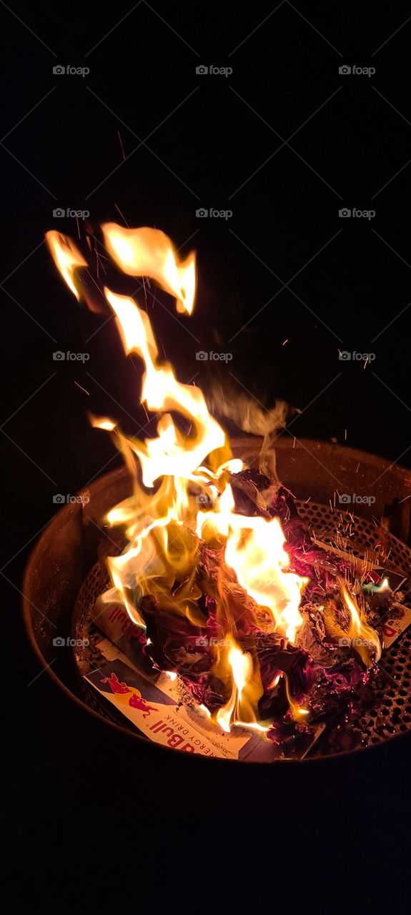 flamme d'un barbecue la nuit