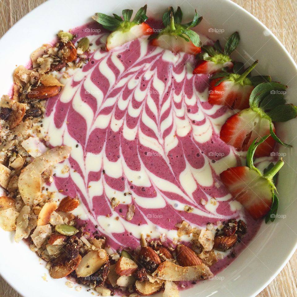 Berry and coconut yoghurt smoothie bowl 