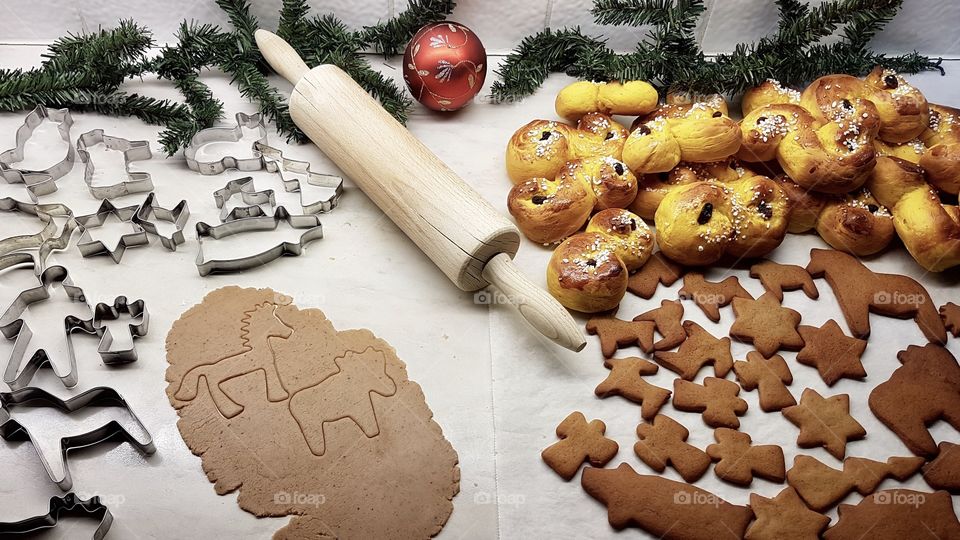 Preparing snacks for Santa , Saffron buns and gingerbread cookies 