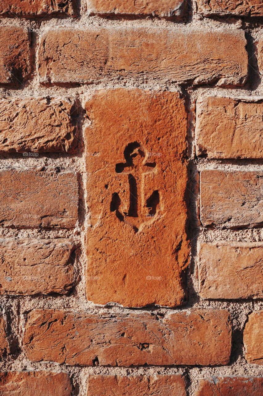 Anchor on rectangle shaped brick
