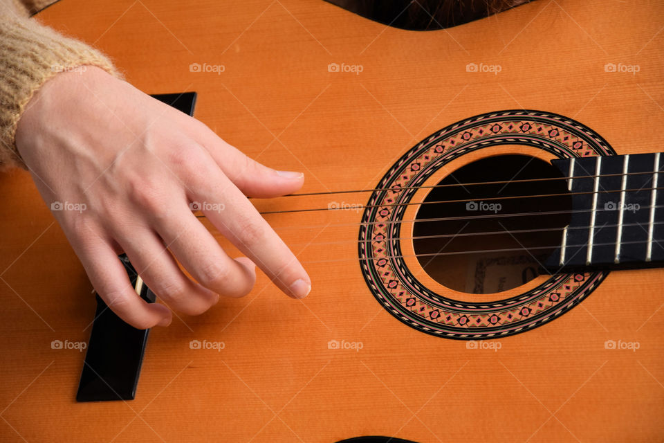 playing the guitat