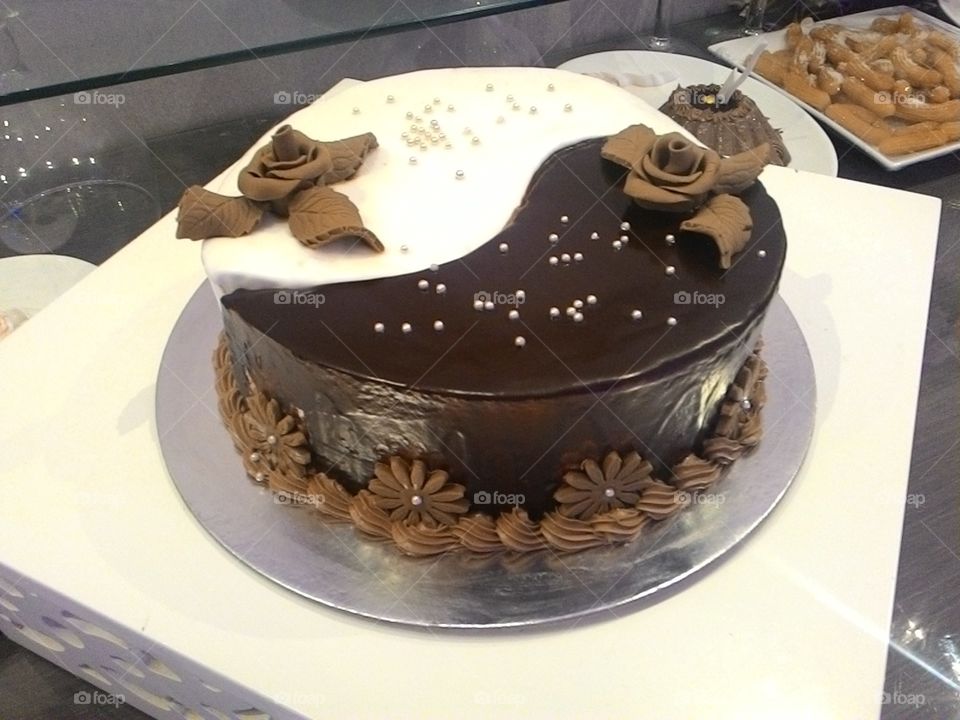 BLACK WHITE CHOCOLATE CAKE