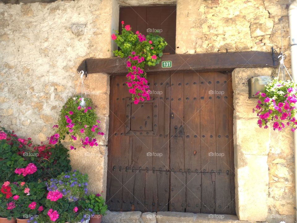 Puerta antigua de madera con flores