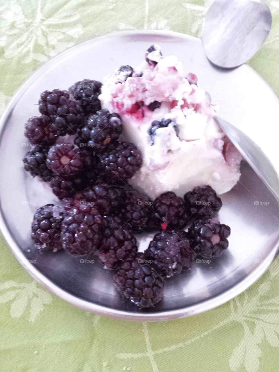 berrys with ice cream