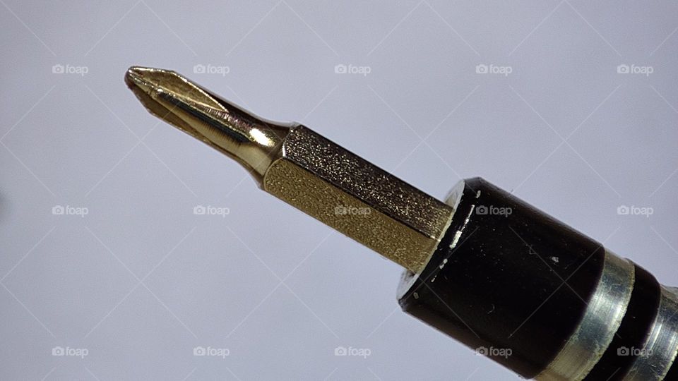 metal screwdriver or magnetic screwdriver