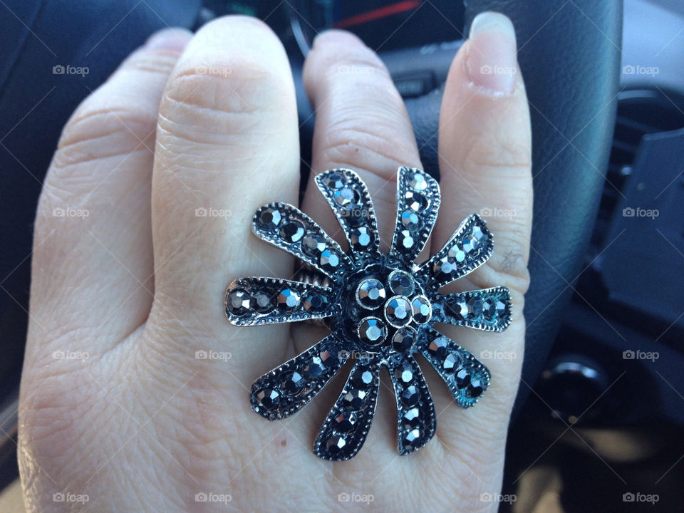 flower ring hand sparkle by splicanka