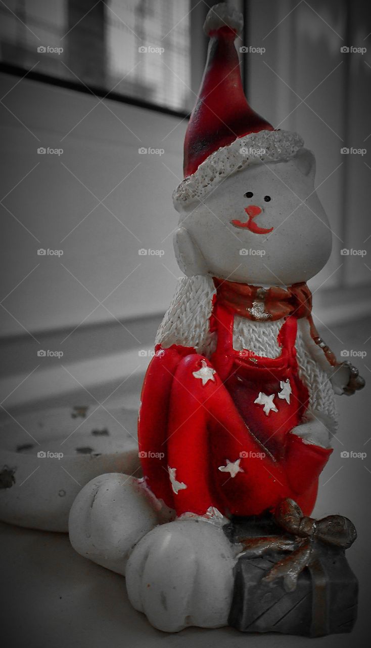 Statue of a cat with santa costume