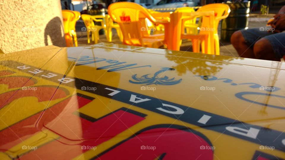 Mesas plásticas ao ar livre.