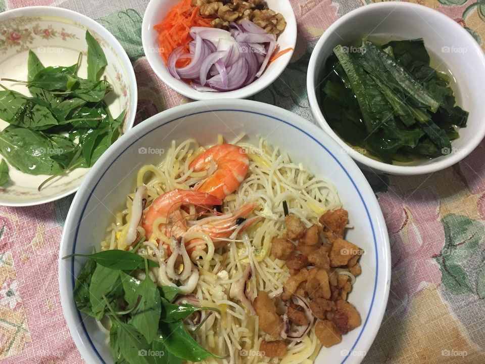 Prawn Noodles 福建面/福建炒 with sweet basil 九层塔, blanched Chinese lettuce 油麦菜, grated carrots 红萝卜, chopped up onions 洋葱 and walnuts 核桃 ... the brown stuff is deep fried lard 炸猪肉油渣