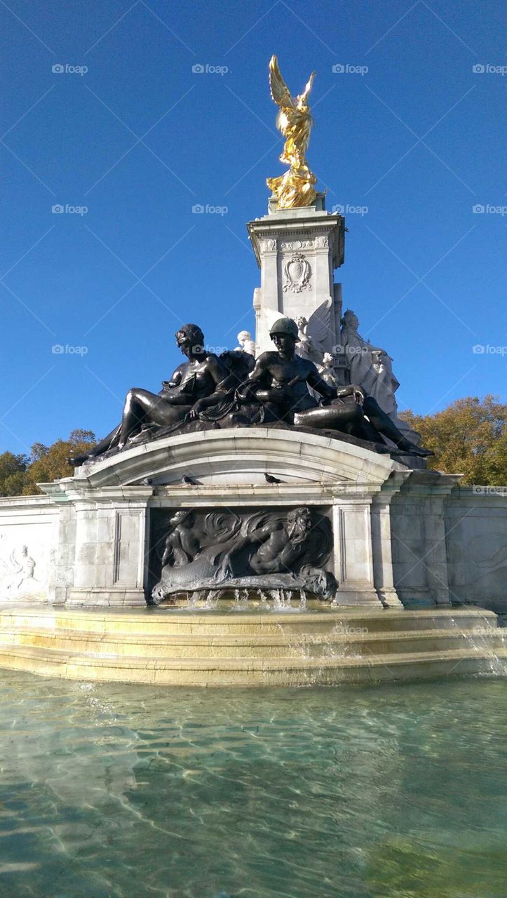 gorgeous fountain outside Buckingham Palace in London