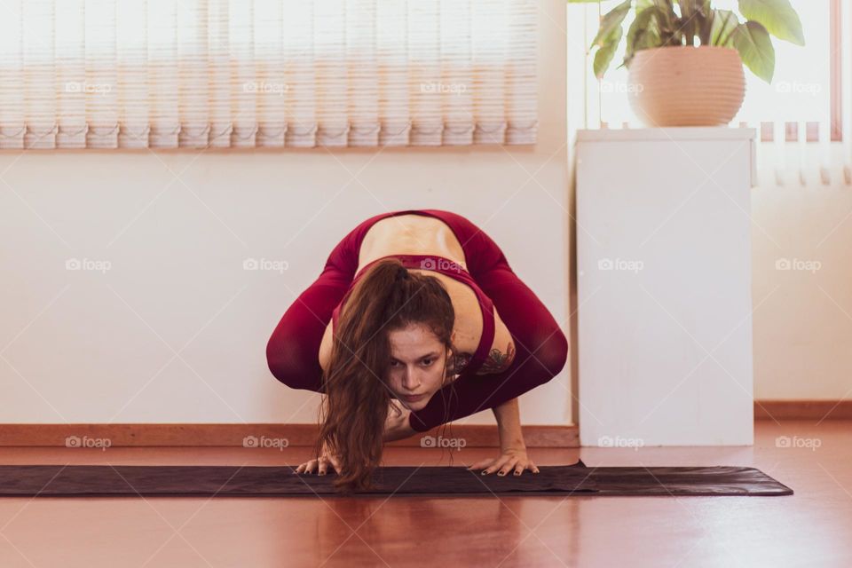 garota realizando pratica de yoga.