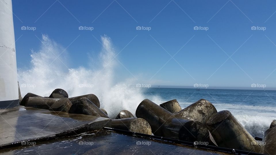 Wave breaking on rock