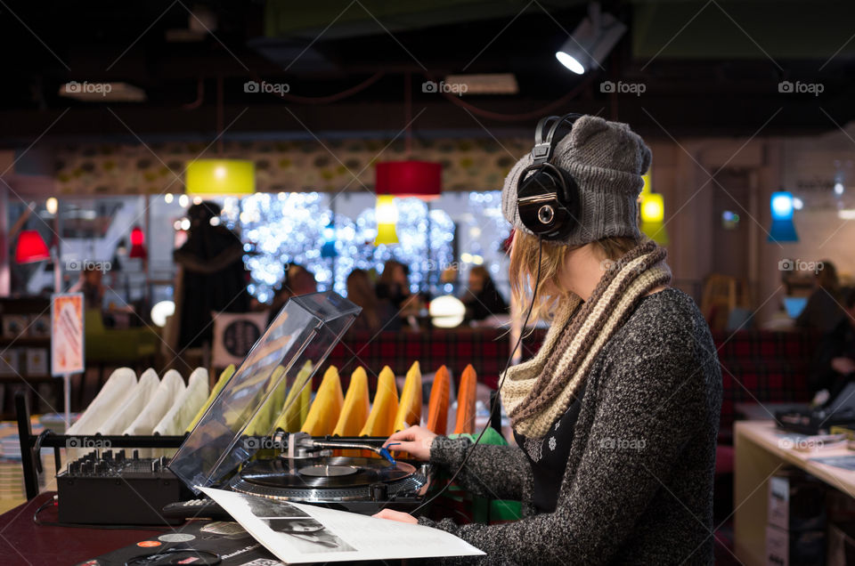 We were having such a good time listening some vinyls and enjoying this cozy christmas atmosphere.