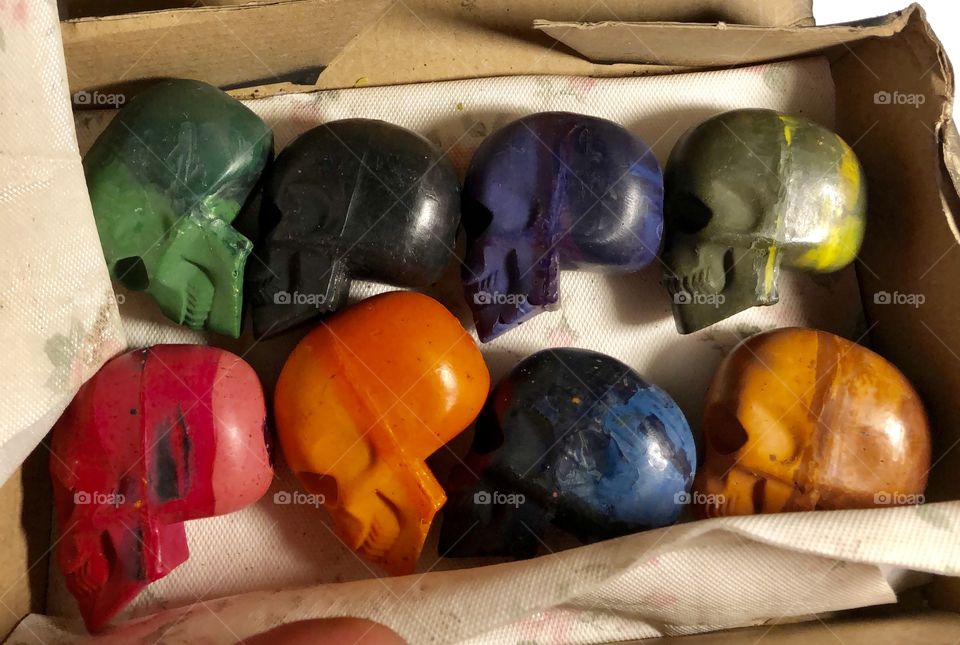 8 pack of Crayon skulls in a variety of colors 