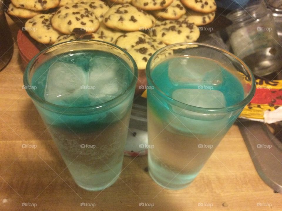 Drinks and cookies 