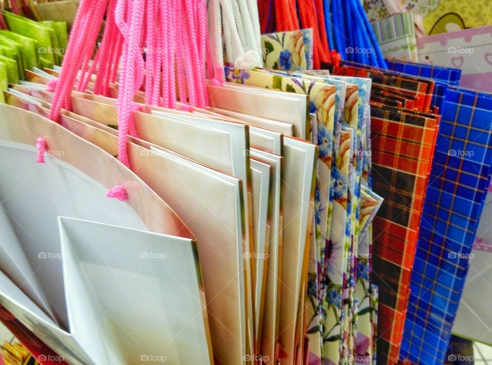 colored paper bags цветные бумажные пакеты
