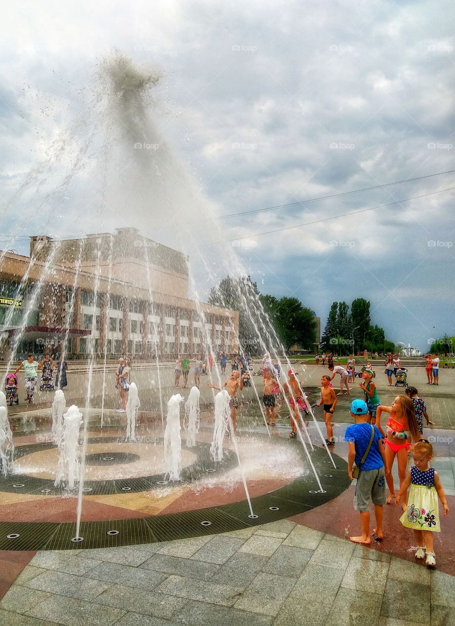 Children and the city fountain