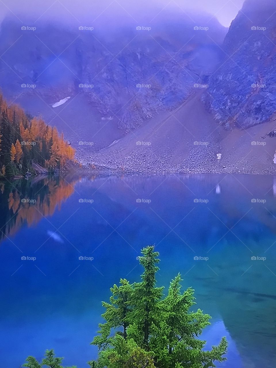 August lake of Autumn 