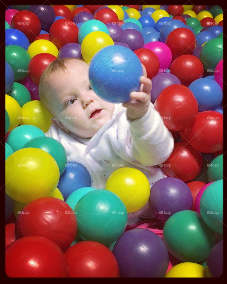 Uma #bebê numa #PiscinaDeBolinha: o que podemos fazer além de brincar?
FILOSOFAR!
Na foto: “Ser ou não ser, eis a questão”!
🍼
#alegria #felicidade #brinquedo #toy #sorriso #filosofia