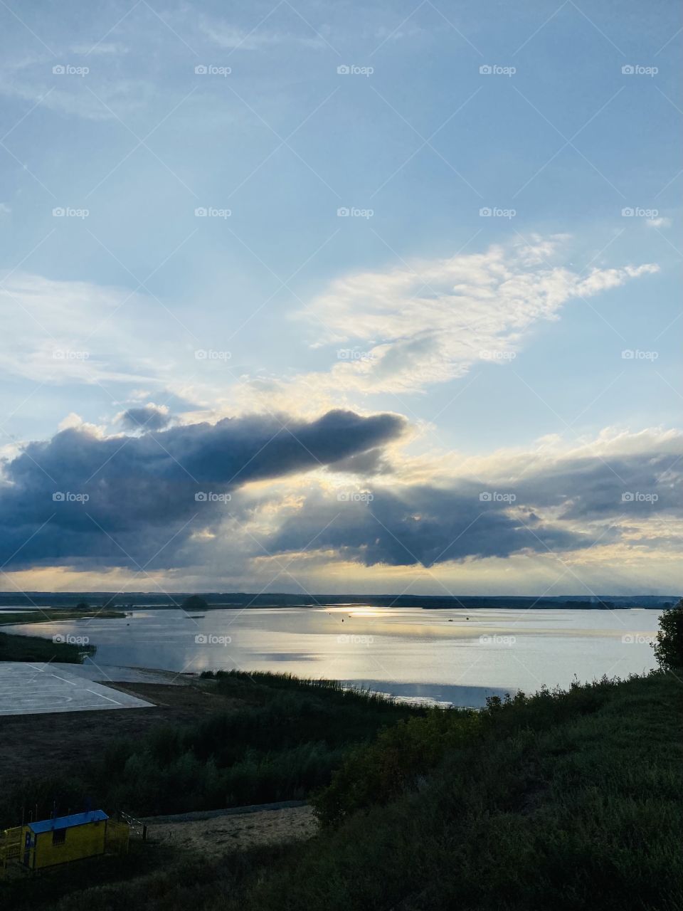 Закат на реке