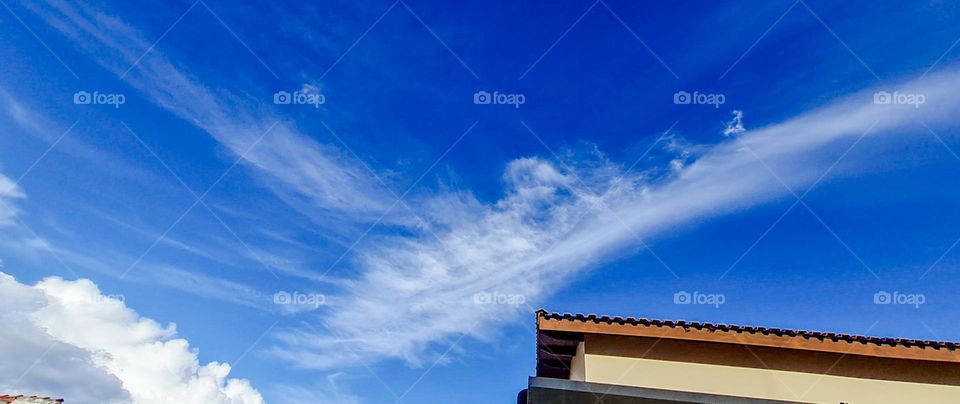 Wonders of Nature: Beautiful Cloud Formation in the Blue Sky.
Maravilhas da Natureza: Linda formação de Nuvens no céu azul.
