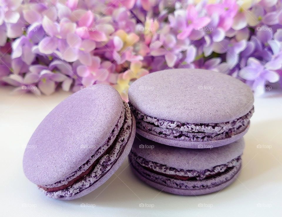 Please, your dessert🟣 Macarons 🟣 Bon Appetit 😋