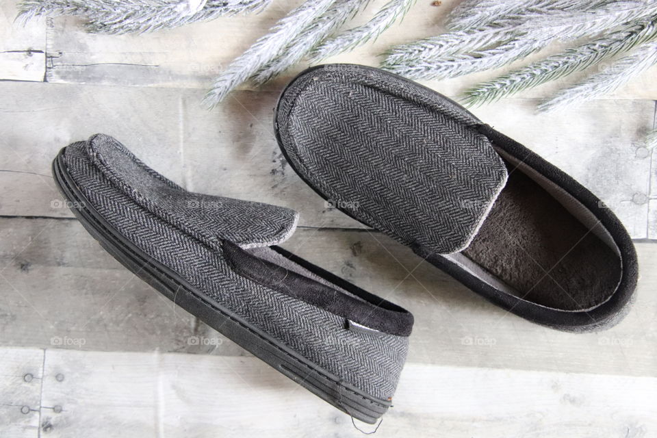Men’s Isotoner slippers grey