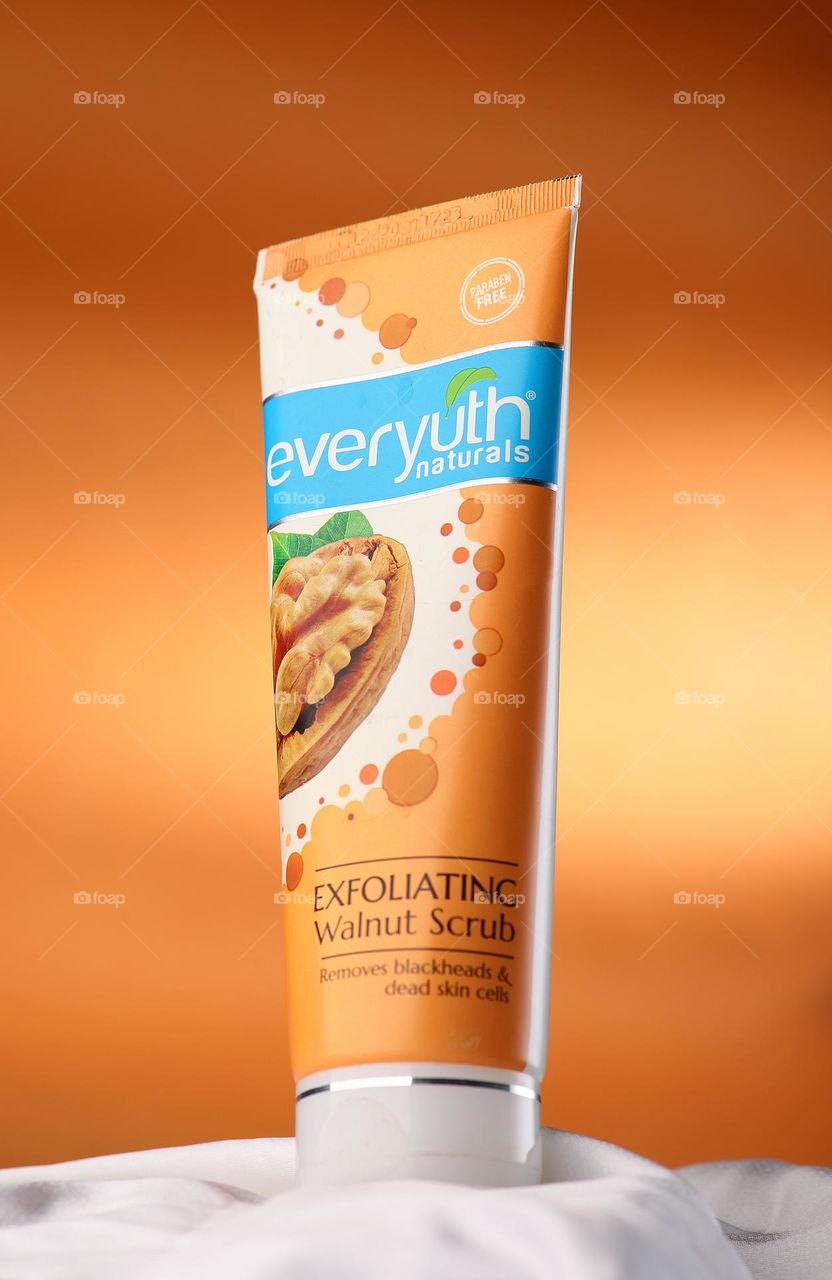 Everyuth walnut exfoliating scrub